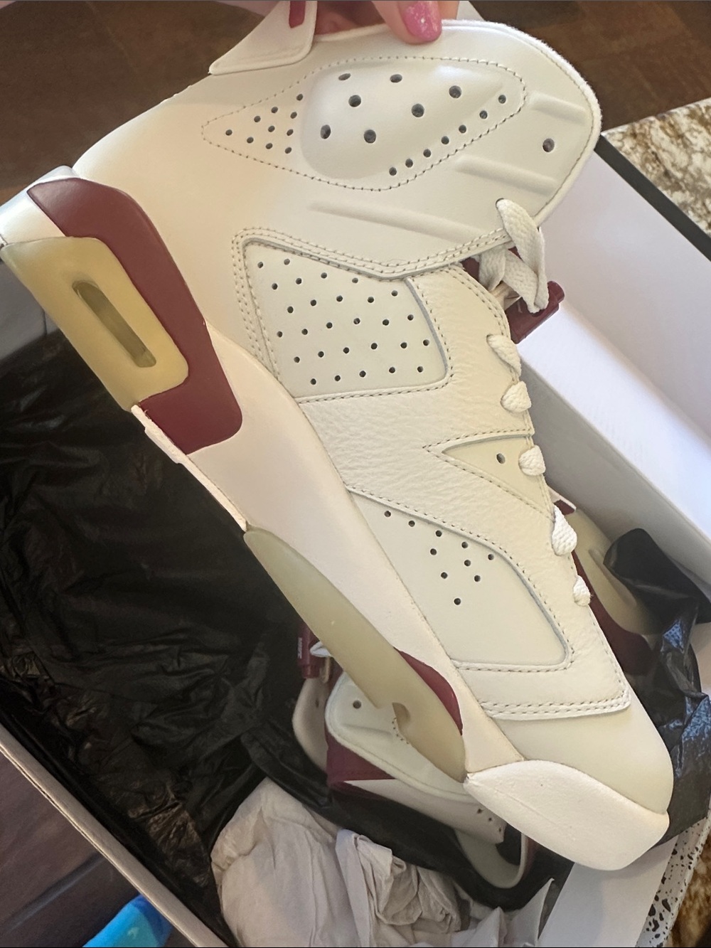 New in box Jordan Mens White and Maroon Retro 6 Sneakers (2015)